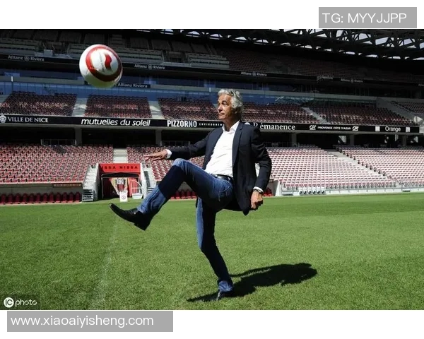 法里昂与沙托鲁的激烈对决揭示足球战术与团队协作的精彩瞬间 法里昂与沙托鲁的激烈对决揭示足球战术与团队协作的精彩瞬间