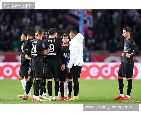 曼联与巴黎激战正酣新比分揭晓引发球迷热议